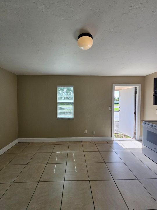 出租: $1,400 (1 贝兹, 1 浴室, 1944 平方英尺)