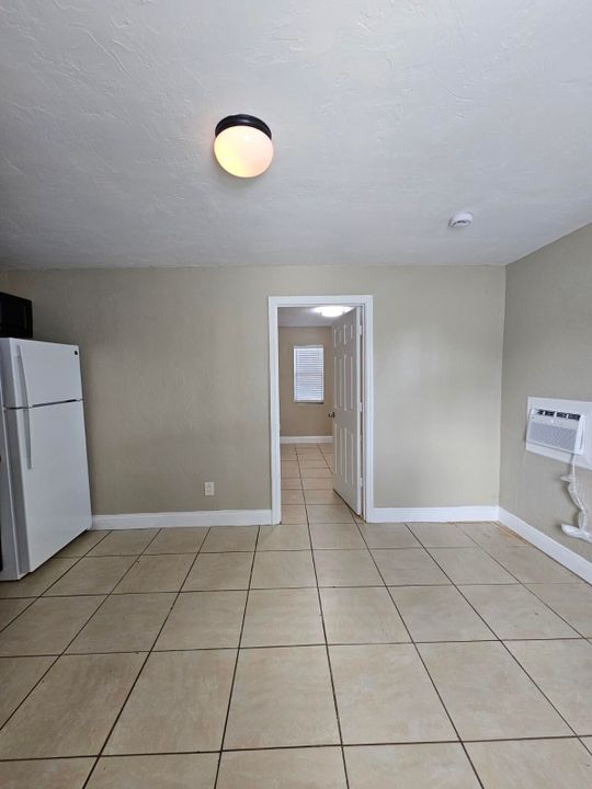 出租: $1,400 (1 贝兹, 1 浴室, 1944 平方英尺)