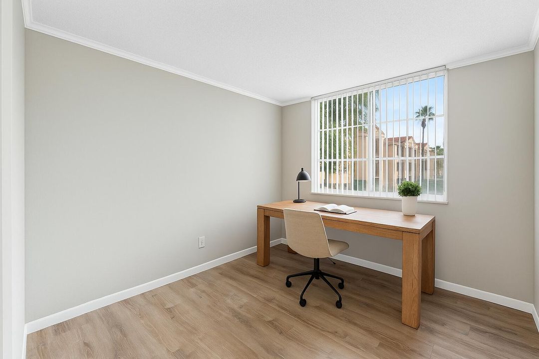 出租: $2,600 (2 贝兹, 1 浴室, 917 平方英尺)