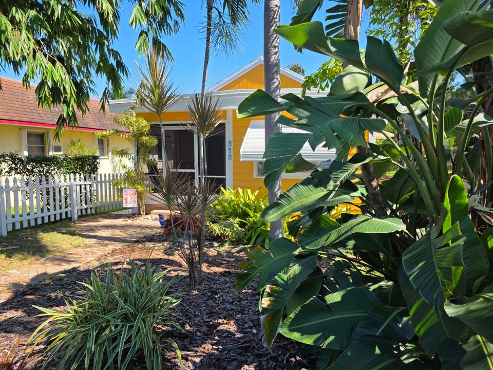 合同活跃: $379,900 (2 贝兹, 1 浴室, 728 平方英尺)