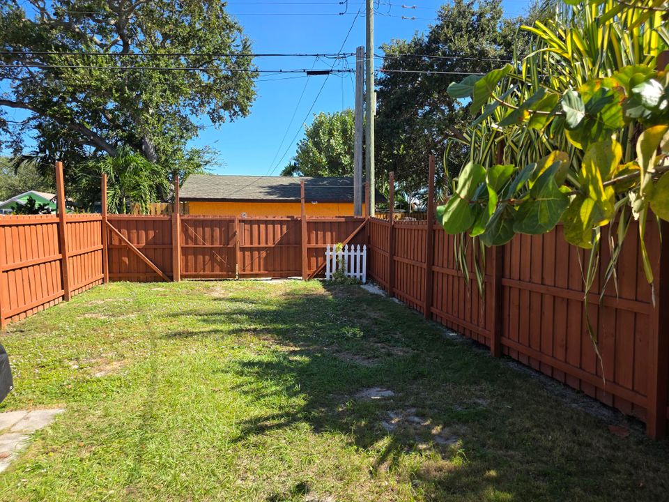 合同活跃: $379,900 (2 贝兹, 1 浴室, 728 平方英尺)