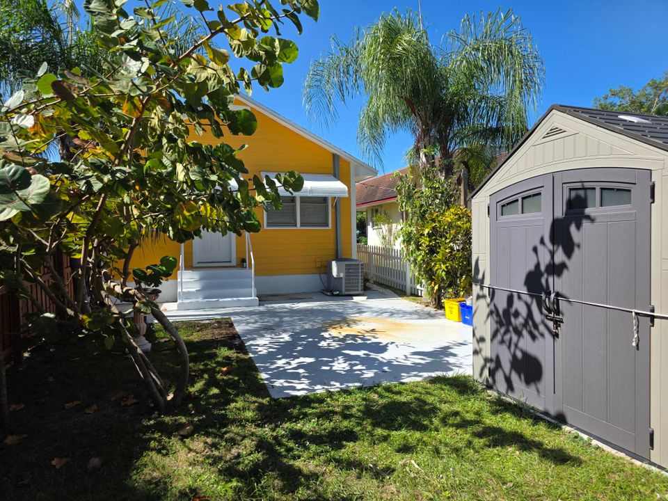 合同活跃: $379,900 (2 贝兹, 1 浴室, 728 平方英尺)