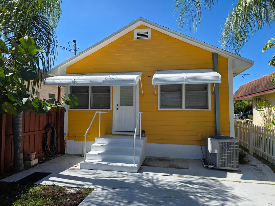 合同活跃: $379,900 (2 贝兹, 1 浴室, 728 平方英尺)