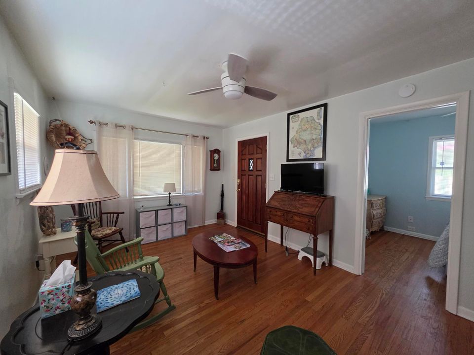 合同活跃: $379,900 (2 贝兹, 1 浴室, 728 平方英尺)