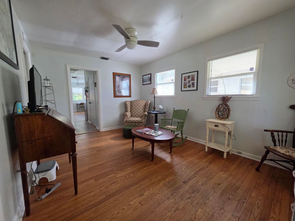 合同活跃: $379,900 (2 贝兹, 1 浴室, 728 平方英尺)