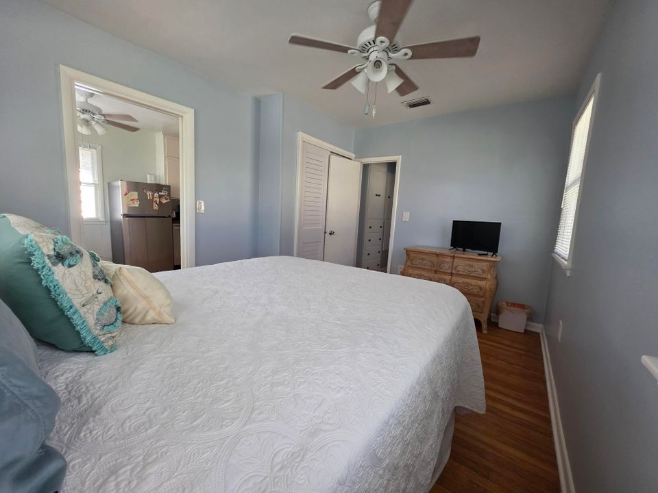 合同活跃: $379,900 (2 贝兹, 1 浴室, 728 平方英尺)