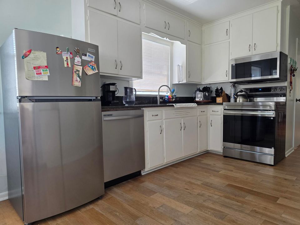 合同活跃: $379,900 (2 贝兹, 1 浴室, 728 平方英尺)