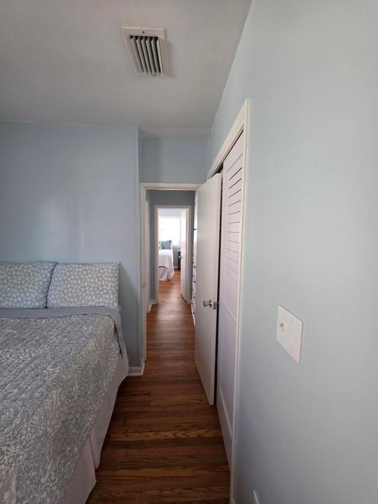 合同活跃: $379,900 (2 贝兹, 1 浴室, 728 平方英尺)