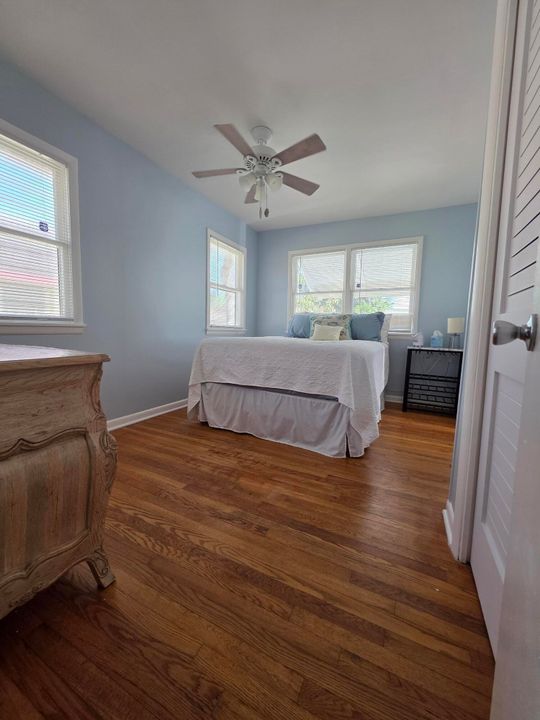 合同活跃: $379,900 (2 贝兹, 1 浴室, 728 平方英尺)