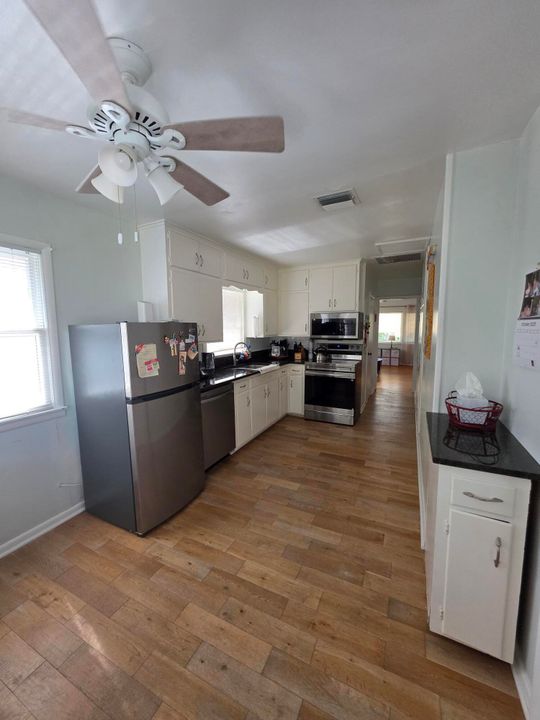 合同活跃: $379,900 (2 贝兹, 1 浴室, 728 平方英尺)