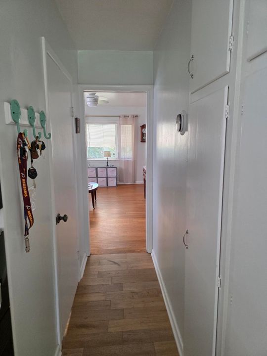 合同活跃: $379,900 (2 贝兹, 1 浴室, 728 平方英尺)