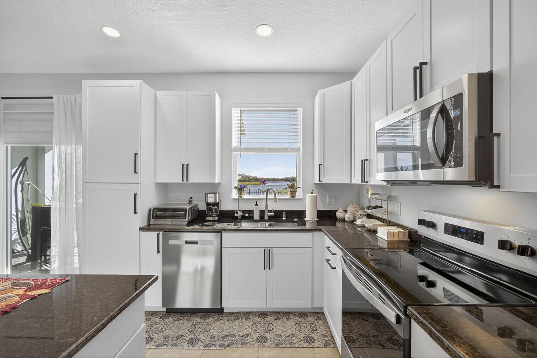 合同活跃: $477,000 (3 贝兹, 2 浴室, 1679 平方英尺)