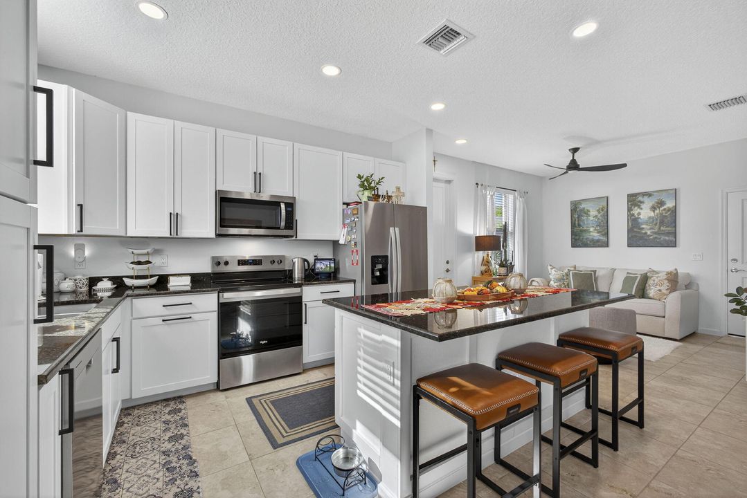 合同活跃: $477,000 (3 贝兹, 2 浴室, 1679 平方英尺)