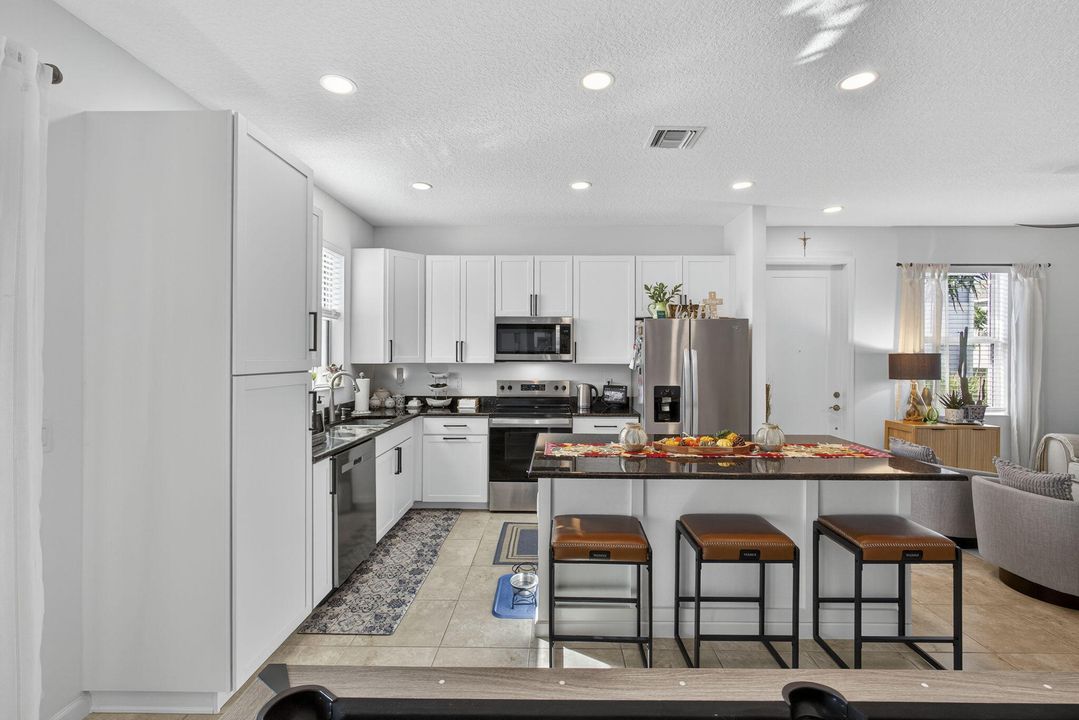 合同活跃: $477,000 (3 贝兹, 2 浴室, 1679 平方英尺)