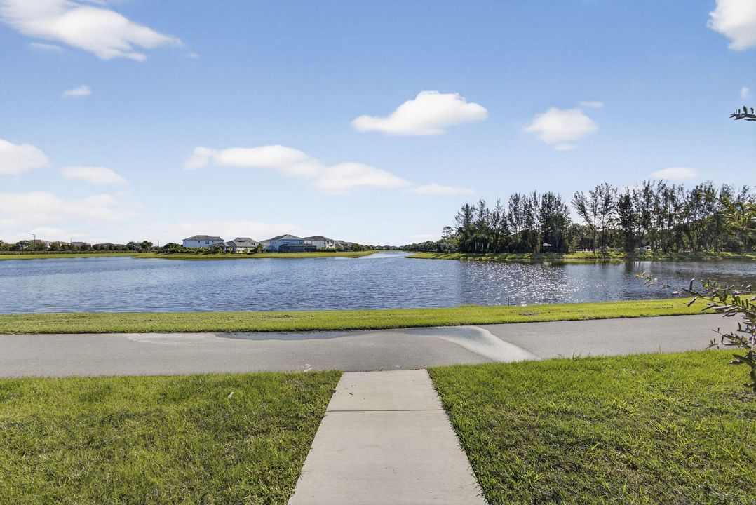 合同活跃: $477,000 (3 贝兹, 2 浴室, 1679 平方英尺)