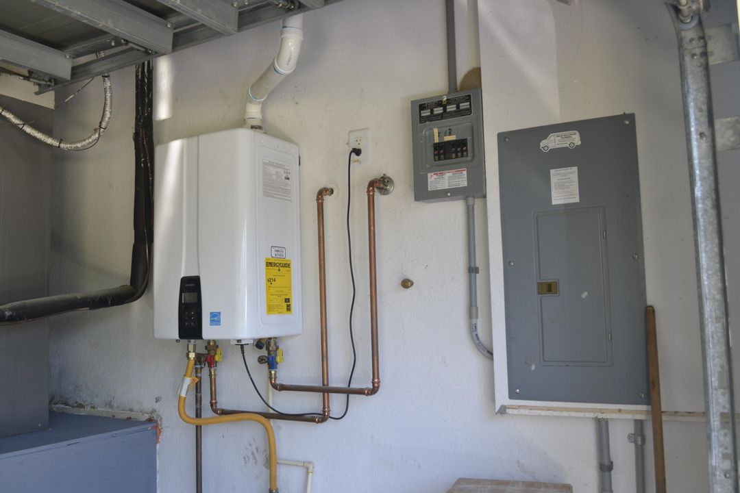 合同活跃: $689,000 (4 贝兹, 2 浴室, 2203 平方英尺)