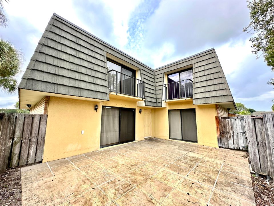 Active With Contract: $1,895 (2 beds, 2 baths, 1236 Square Feet)