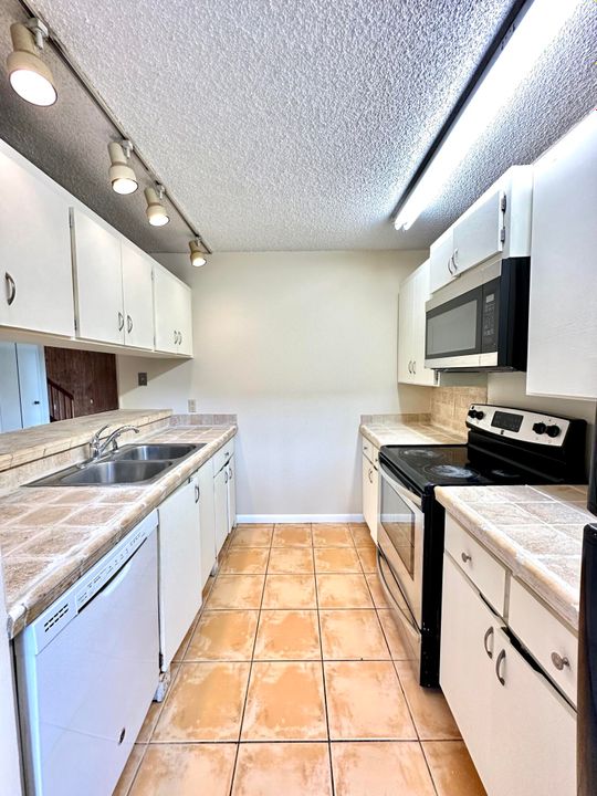 Active With Contract: $1,895 (2 beds, 2 baths, 1236 Square Feet)