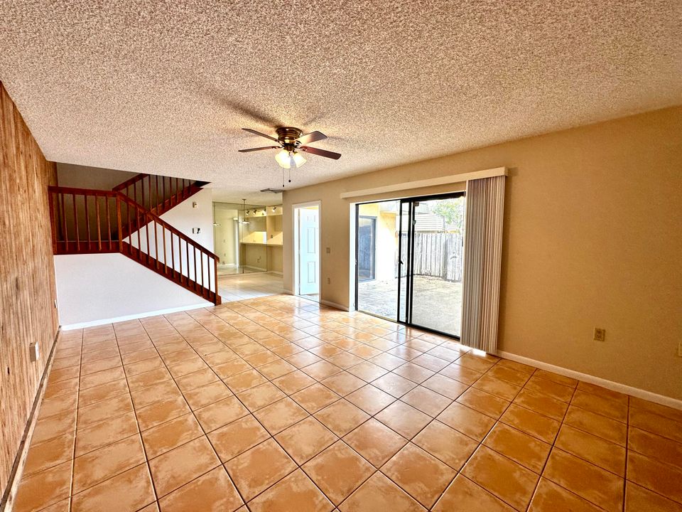 Active With Contract: $1,895 (2 beds, 2 baths, 1236 Square Feet)