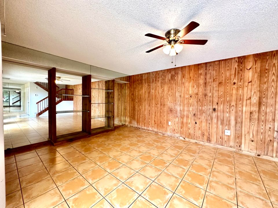 Active With Contract: $1,895 (2 beds, 2 baths, 1236 Square Feet)