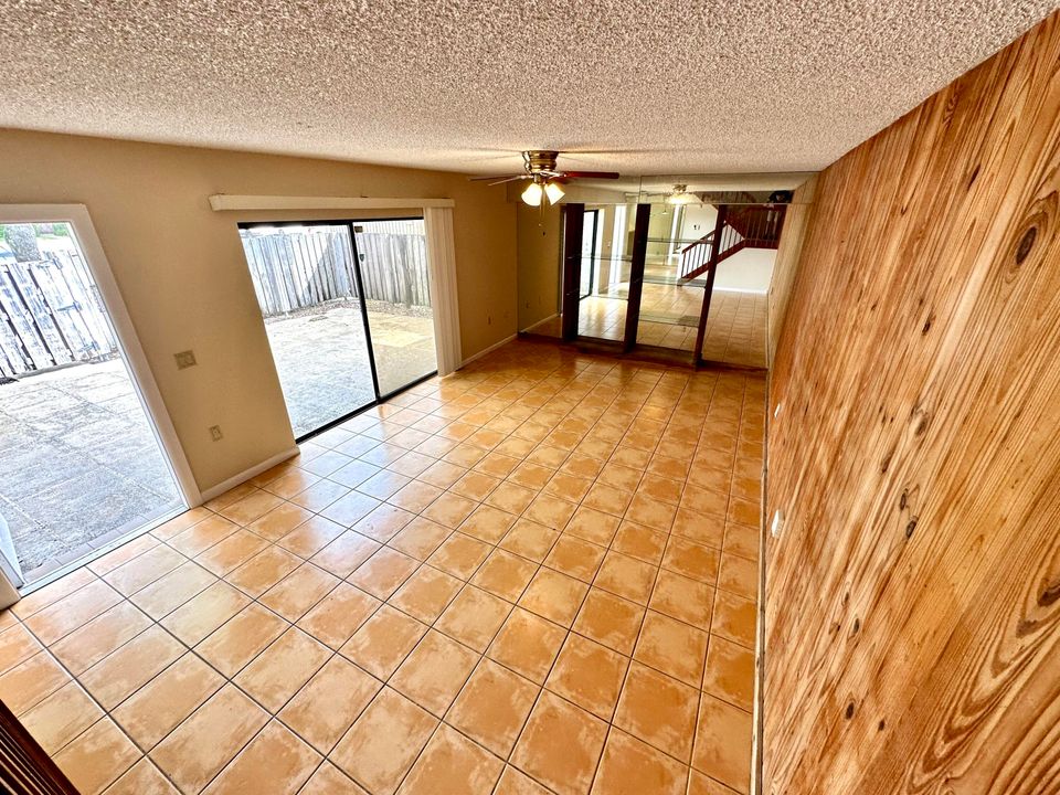 Active With Contract: $1,895 (2 beds, 2 baths, 1236 Square Feet)