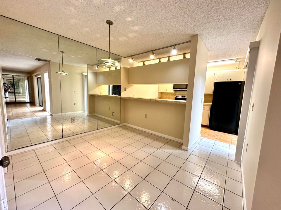 Active With Contract: $1,895 (2 beds, 2 baths, 1236 Square Feet)