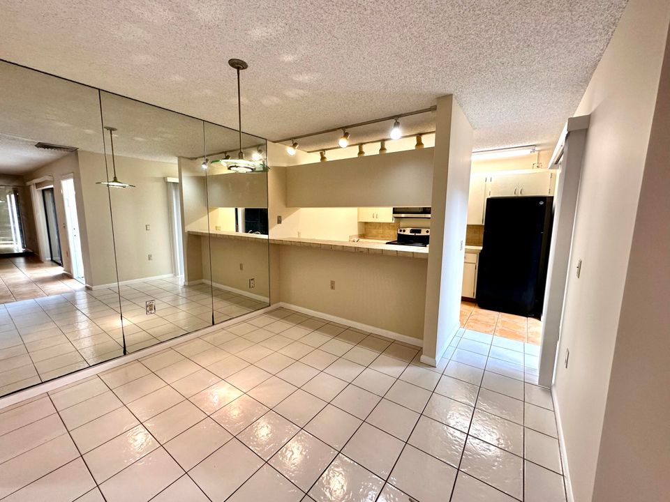 Active With Contract: $1,895 (2 beds, 2 baths, 1236 Square Feet)