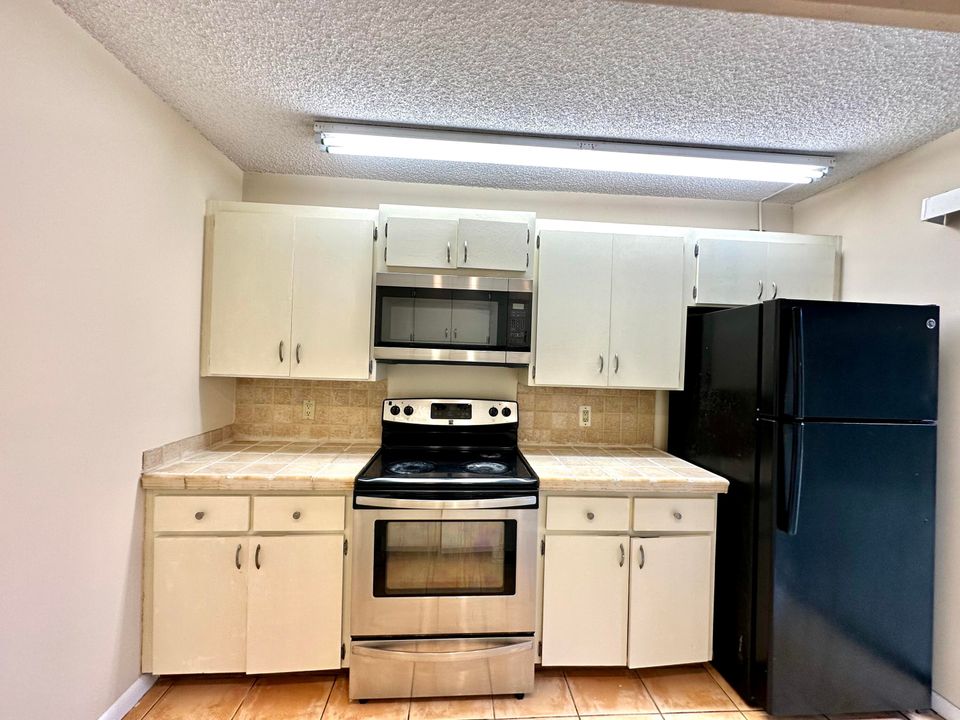 Active With Contract: $1,895 (2 beds, 2 baths, 1236 Square Feet)