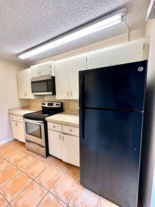 Active With Contract: $1,895 (2 beds, 2 baths, 1236 Square Feet)