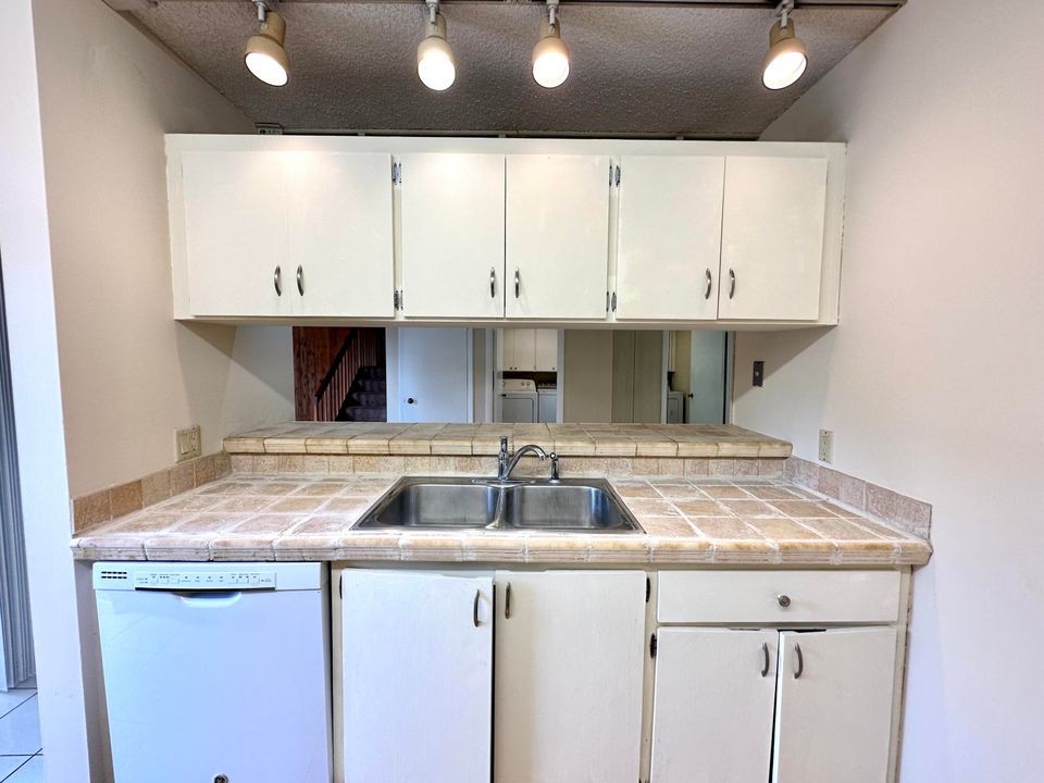 Active With Contract: $1,895 (2 beds, 2 baths, 1236 Square Feet)