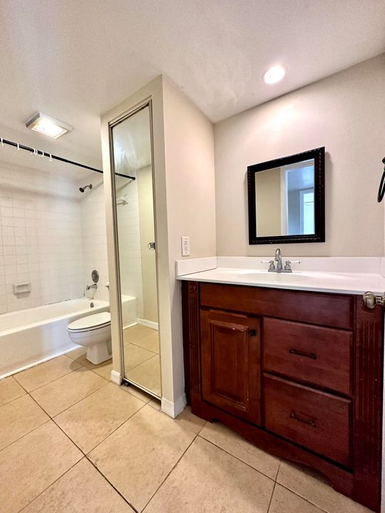 Active With Contract: $1,895 (2 beds, 2 baths, 1236 Square Feet)