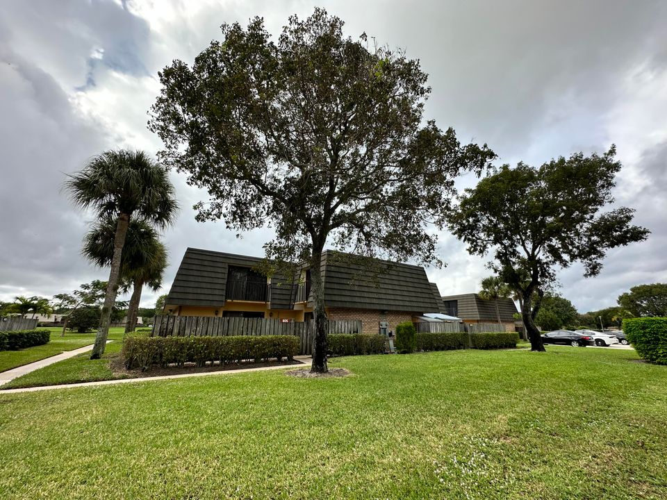 Active With Contract: $1,895 (2 beds, 2 baths, 1236 Square Feet)