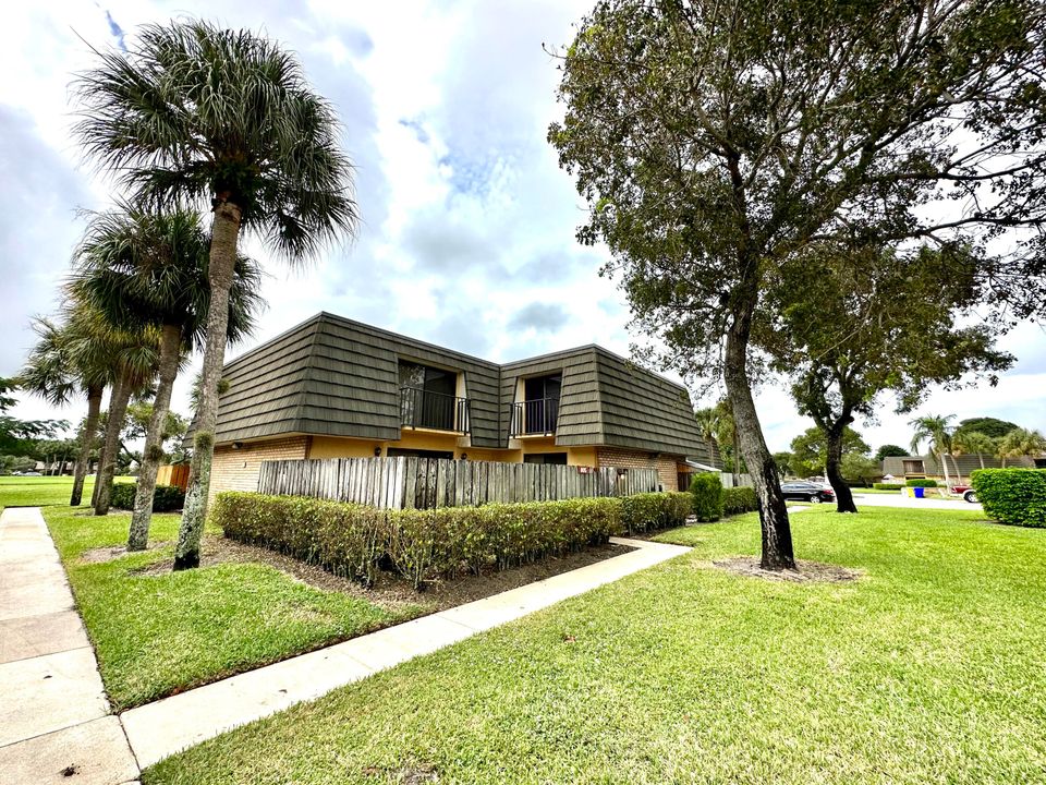 Active With Contract: $1,895 (2 beds, 2 baths, 1236 Square Feet)