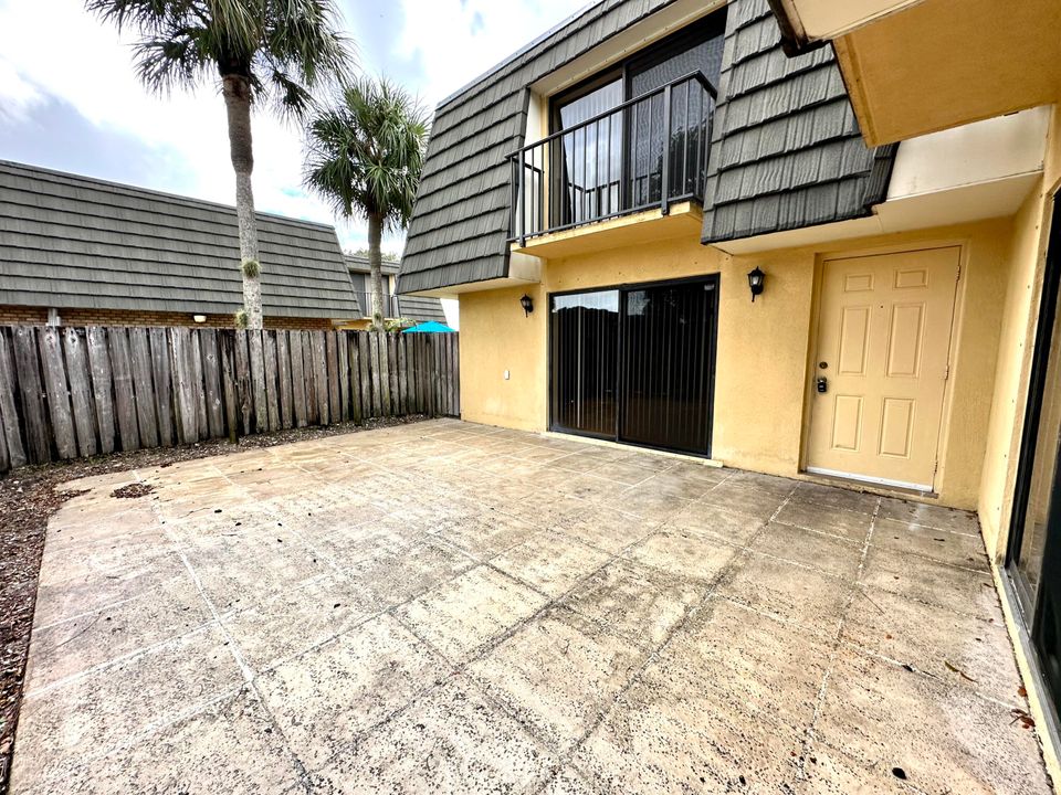 Active With Contract: $1,895 (2 beds, 2 baths, 1236 Square Feet)