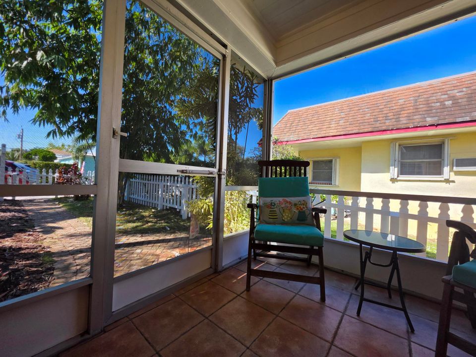 合同活跃: $379,900 (2 贝兹, 1 浴室, 728 平方英尺)