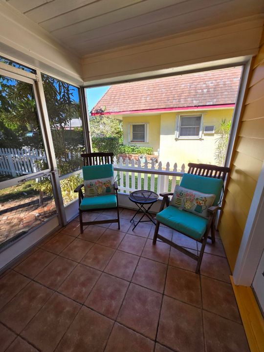 合同活跃: $379,900 (2 贝兹, 1 浴室, 728 平方英尺)