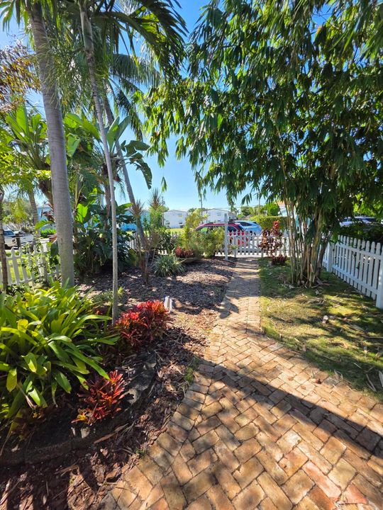 合同活跃: $379,900 (2 贝兹, 1 浴室, 728 平方英尺)