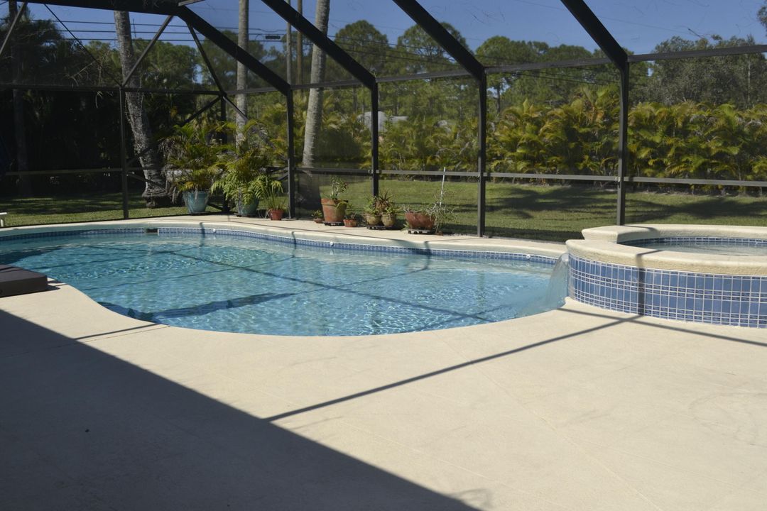 合同活跃: $689,000 (4 贝兹, 2 浴室, 2203 平方英尺)