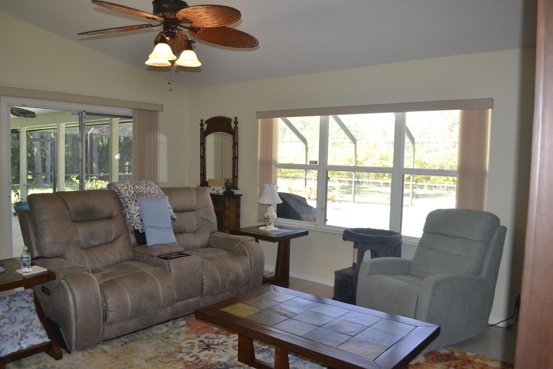 合同活跃: $689,000 (4 贝兹, 2 浴室, 2203 平方英尺)