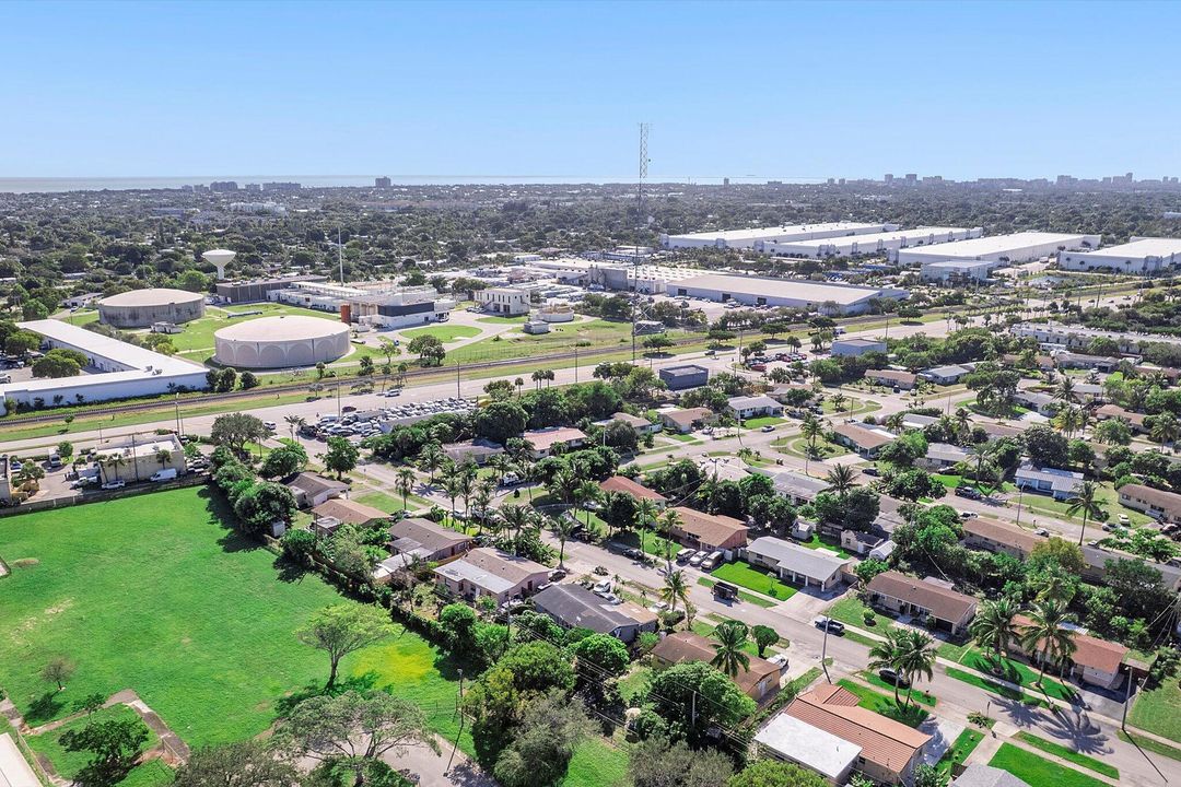 合同活跃: $375,000 (3 贝兹, 2 浴室, 1687 平方英尺)