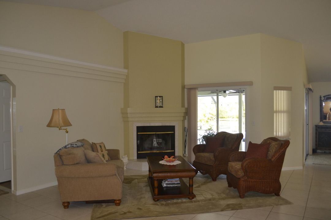 合同活跃: $689,000 (4 贝兹, 2 浴室, 2203 平方英尺)