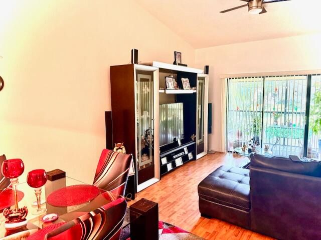 En Venta: $247,000 (2 camas, 2 baños, 1010 Pies cuadrados)