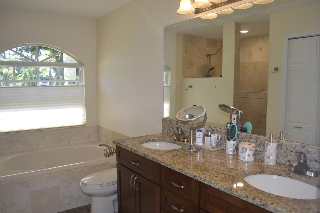 合同活跃: $689,000 (4 贝兹, 2 浴室, 2203 平方英尺)