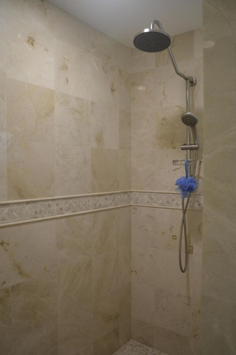 合同活跃: $689,000 (4 贝兹, 2 浴室, 2203 平方英尺)