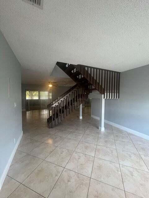 Activo con contrato: $385,000 (4 camas, 2 baños, 1605 Pies cuadrados)