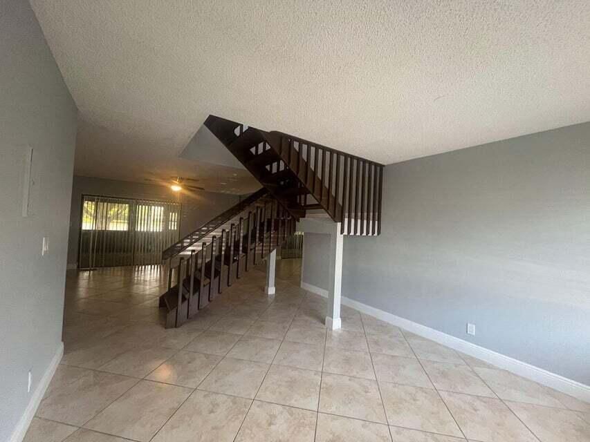 Activo con contrato: $385,000 (4 camas, 2 baños, 1605 Pies cuadrados)