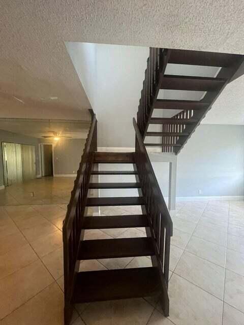 Activo con contrato: $385,000 (4 camas, 2 baños, 1605 Pies cuadrados)