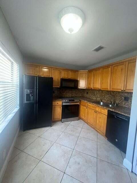 Activo con contrato: $385,000 (4 camas, 2 baños, 1605 Pies cuadrados)