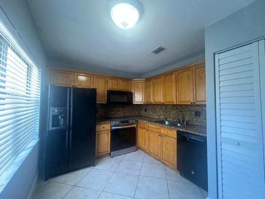 Activo con contrato: $385,000 (4 camas, 2 baños, 1605 Pies cuadrados)