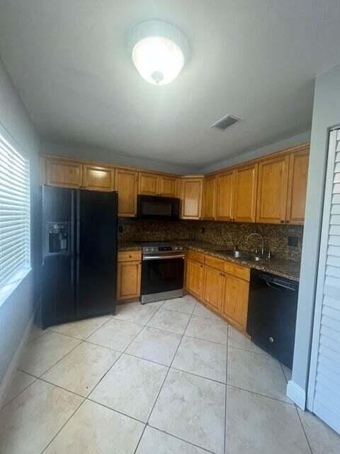 Activo con contrato: $385,000 (4 camas, 2 baños, 1605 Pies cuadrados)